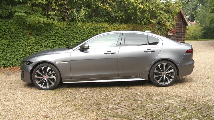 JAGUAR XE SALOON R-Dynamic SE Black